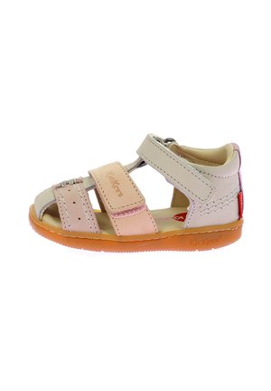 Sandal de cuero beige y rosa claro con dos correas ajustables de Velcro, diseño de punta abierta y una suela flexible de goma naranja.