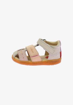Sandal de cuero beige y rosa claro con dos correas ajustables de Velcro, diseño de punta abierta y una suela flexible de goma naranja.