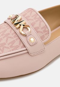 Mocassin rose à enfiler avec dessus en tissu texturé, garniture en cuir lisse et détail du logo MK en métal doré sur la bride à l'avant.