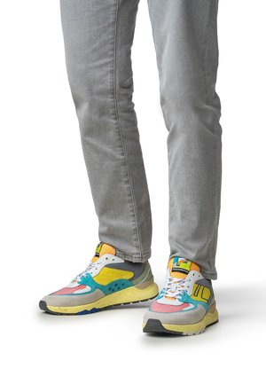 Kleurrijke sportieve sneakers met een mix van grijze, turquoise, gele en roze panelen, voorzien van getextureerde materialen en een gespikkelde zool.