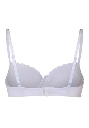 Witte gewatteerde BH met kanten rand, verstelbare bandjes en een haak-en-oogsluiting aan de achterkant, gezien van achteren.