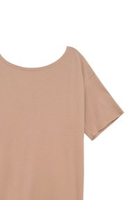 Jasno beżowa koszulka z krótkim rękawem i okrągłym dekoltem, wykonana z miękkiego i gładkiego materiału. Minimalistyczny design bez widocznych wzorów czy ozdób.