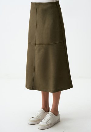 Olijf groene midi rok met een zachte textuur, voorzien van gestikte naden en een gestroomlijnde A-lijnvorm, gecombineerd met witte sneakers.