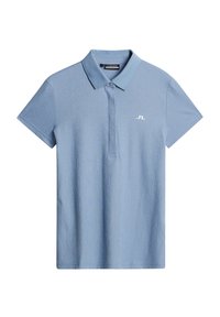 Jasnoniebieska koszulka polo z fakturowanym wzorem, krótki rękaw, kołnierzyk oraz małe białe logo na lewej piersi.