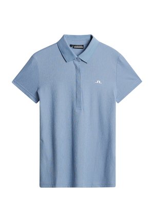 Polo shirt azzurro chiaro con un design testurizzato, maniche corte, colletto e un piccolo logo bianco sul lato sinistro del petto.