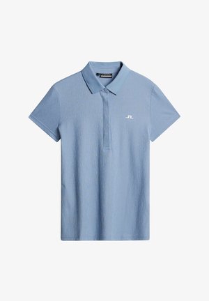 Polo shirt azzurro chiaro con un design testurizzato, maniche corte, colletto e un piccolo logo bianco sul lato sinistro del petto.