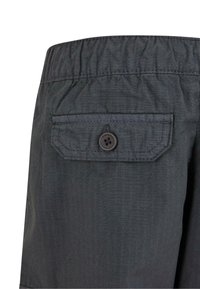 Tela gris oscuro con un bolsillo trasero con botón y cintura elástica, mostrando costuras y textura detalladas.