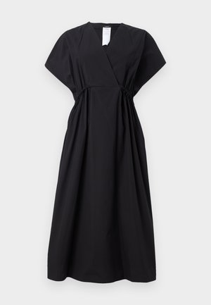 Zwarte wikkeljurk met korte mouwen, verzamelde taille en een vloeiende silhouet. Gemaakt van lichtgewicht stof, met een diepe V-hals.