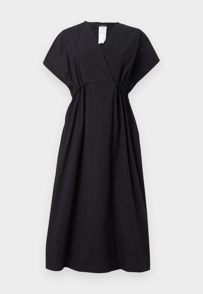 Robe noire portefeuille à manches courtes, taille froncée et silhouette fluide. Fabriquée en tissu léger, avec un décolleté en V profond.