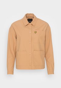 Giacca leggera beige con chiusura a bottoni, maniche lunghe, tasca sul petto e due tasche frontali. Presenta un logo giallo sul petto.