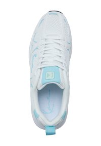 Chaussure de sport blanche avec des accents bleu clair, tige en maille, bout rond, design à lacets, col rembourré et semelle intérieure texturée.