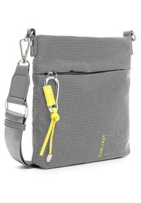 Borsa a tracolla in tessuto grigio intrecciato con un motivo textured, dotata di una zip gialla, hardware silver e una tasca frontale con zip.