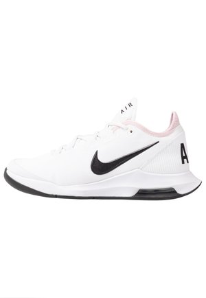 Weißer Nike Air Sneaker in Low-Top-Design mit schwarzem Swoosh, schwarzen Sohlenakzenten, pinkem Innenfutter und "AIR"-Branding auf Zunge und Ferse.