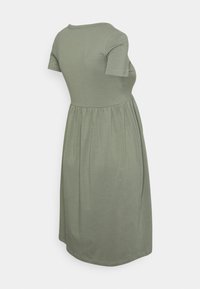 Měkké olivově zelené midi šaty s krátkými rukávy, staženým pasem a kulatým výstřihem, zobrazené zezadu na bílém pozadí.