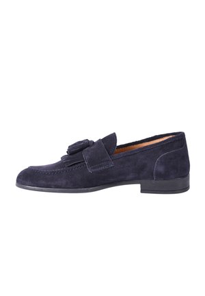 Mocassino in camoscio blu navy con tacco basso e dettaglio di nappine sulla parte superiore, mostrato di lato su uno sfondo bianco.