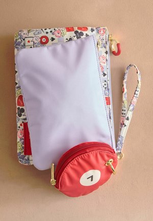 Mitmeosaline kott lillelise mustriga kangast, lavendlivärvi paneeliga ja punase ringikujulise lukuga taskuga, valge numbrilise detailiga. Kullatud riistvaralist detaili.