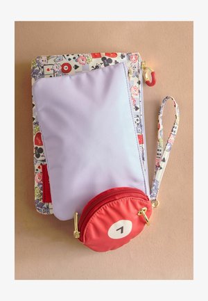 Víceoddílová taška z květinové tkaniny, s levandulovým panelem a červenou kruhovou kapsou na zip s bílým číselným detailem. Zlaté kování.