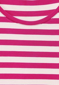 Koszulka w paski w kolorze fuksji i białym, z okrągłym dekoltem i miękką fakturą. Poziome paski równomiernie rozmieszczone na tkaninie.