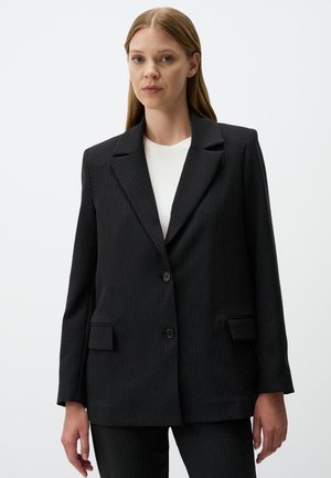 Zwarte pinstripe blazer met een notch lapel, twee voorzakken, sluiting met één knoop en een iets ontspannen pasvorm.