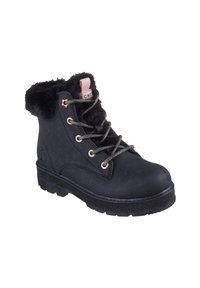 Botín negro hasta el tobillo con cuello de piel sintética, suela de goma texturizada, ojales metálicos y etiqueta decorativa rosa. Diseño con cordones para un ajuste seguro.