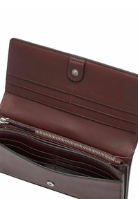 Bordeauxrotes Lederportemonnaie mit glatter Textur; verfügt über einen Druckknopfverschluss, mehrere Kartenfächer und ein Reißverschlussfach für Münzen.