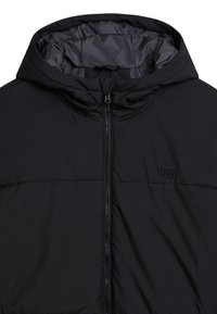 Svart puffjacka med huva, med en slät yta, framzipper och quiltad textur. Logotyper och detaljer är subtilt präglade.