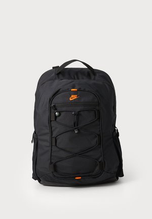 Zwarte nylon rugzak met een voorzak met rits, trekkoordsluiting en oranje accenten. Beschikt over verstelbare schouderbanden en netstof zijvakken.