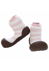 Calcetines a rayas en rosa y blanco con suelas de goma marrón. Corte bajo, tejido suave, punta redondeada y sutiles acentos texturizados en la suela.