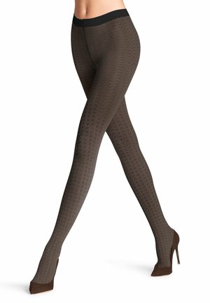 Opake braune Strumpfhosen mit einem wellenförmigen Muster, ausgestattet mit einem breiten schwarzen Bund. Tragen mit braunen High Heels vor einem hellen Hintergrund.