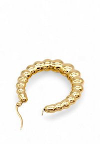 Orecchino a cerchio in oro con un design testurizzato e segmentato che ricorda un bruco. La superficie è lucida e liscia, con una forma curva.