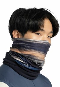 Multifunktionales Nackenband in Blautönen mit Wellenmuster, hergestellt aus weichem, dehnbarem Stoff für Komfort und Wärme.