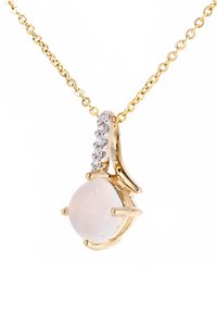 Guld halskæde med en rundt, lys stenpendant, med et sølvfarvet accentbånd udsmykket med små klare krystaller.