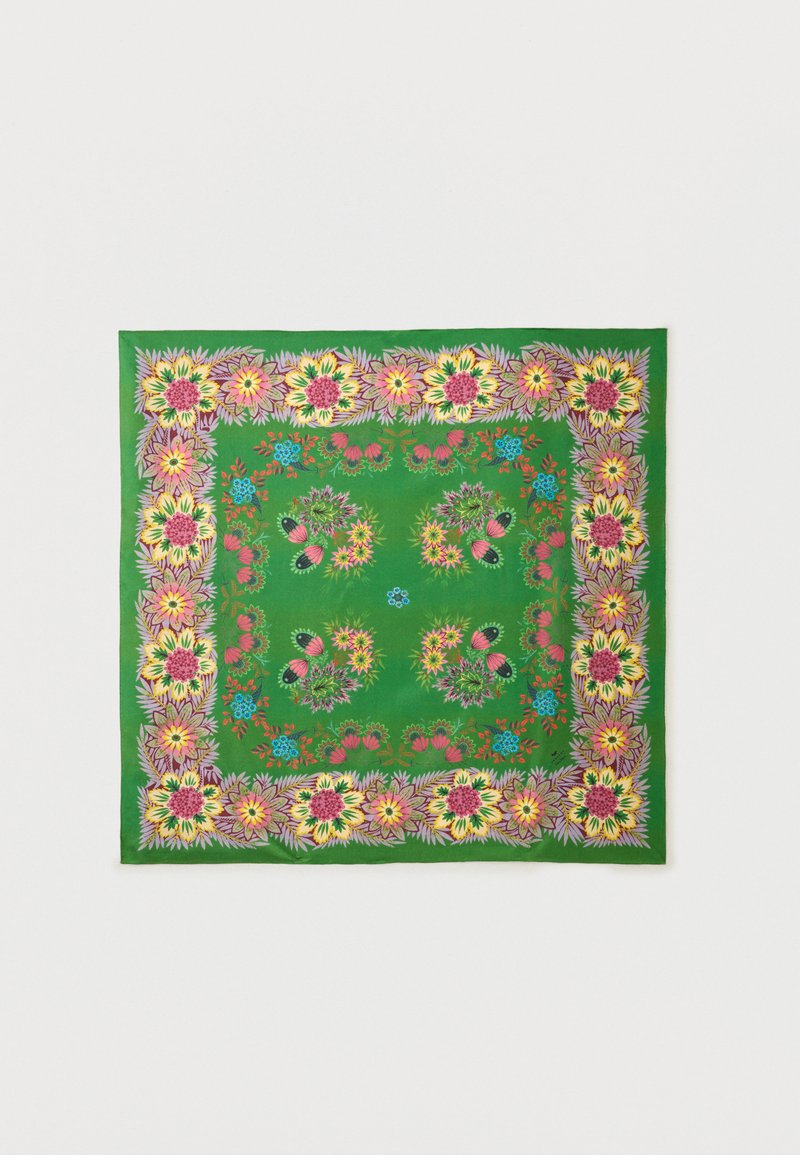 Πράσινο ύφασμα με συμμετρικό ανθικό μοτίβο που περιλαμβάνει κίτρια, ροζ και μωβ λουλούδια τοποθετημένα σε περίγραμμα και κεντρικές συστάδες.