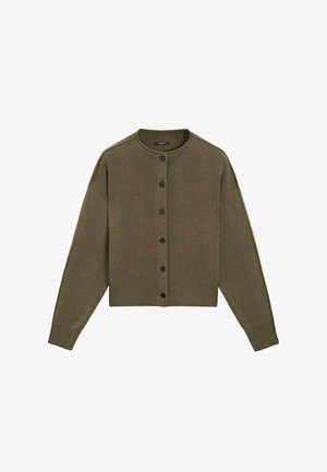 Olivgrüne Strickjacke mit Knopfleiste, langen Ärmeln, Rundhalsausschnitt sowie gerippten Bündchen und Saum, flach auf weißem Hintergrund dargestellt.