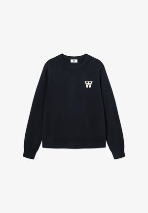 Granatowy sweter dzianinowy z prążkowanym okrągłym dekoltem i mankietami. Na piersi znajduje się haftowana, kremowa litera "W".