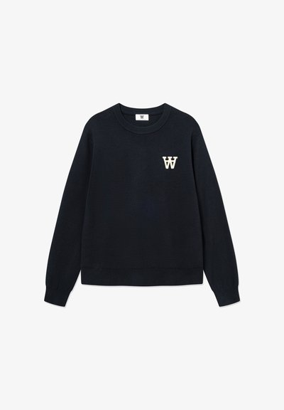 Sudadera de punto color azul marino con cuello redondo y puños acanalados. Presenta una letra "W" bordada en color crema en el pecho.