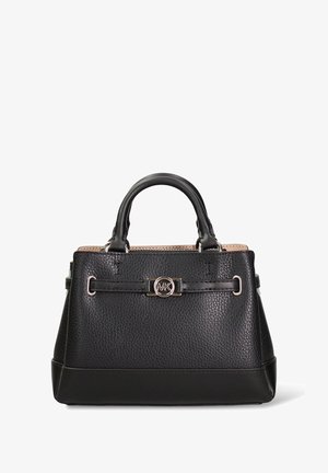 Zwarte leren handtas met een gestructureerd oppervlak, een gestructureerde vorm, dubbele bovenhandvatten, metalen beslag en een decoratief logo-embleem aan de voorkant.