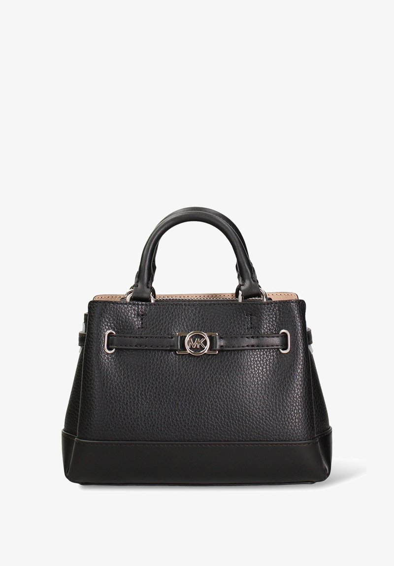 Sac à main en cuir noir avec surface texturée, forme structurée, double poignée supérieure, ferrures métalliques et emblème logo décoratif sur le devant.