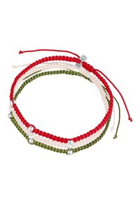 Tre flätade armband i röd, grön och krämfärg med silversmycken, justerbara band och en strukturerad yta.