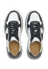 Černobílé tenisky s koženým svrškem, perforovaným vzorem na špičce a černými tkaničkami. Obsahují světlou stélku a akcent s logem.