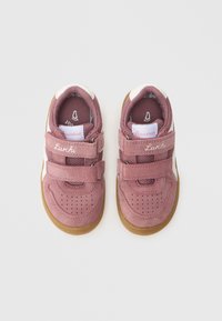 Różowe zamszowe buty dziecięce z panelami z siateczki, posiadające dwa paski na rzep oraz jasnobeżową gumową podeszwę. Widoczna nazwa marki "Lurchi".