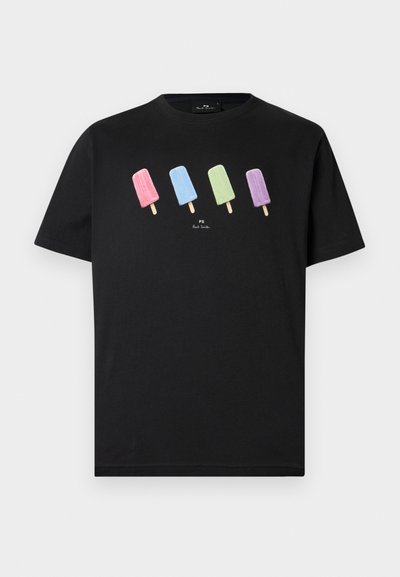 Μαύρο κοντομάνικο μπλουζάκι με τέσσερα πολύχρωμα παγωτά σε ροζ, μπλε, πράσινο και μοβ χρώμα στη μέση και μικρό λευκό κείμενο από κάτω.