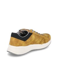 Gele suède sneaker met grijze veters, zwarte stoffen kraag en textuuraccenten. Voorzien van een witte tussenzool en een grijze rubberen loopzool.