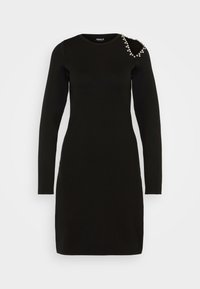 Svart långärmad klänning med rund halsringning, tillverkad av texturerat tyg, med dekorativa pärlor på ena axeln.