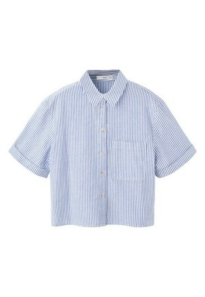 Chemise à manches courtes à rayures verticales bleues et blanches, boutonnée, avec col et poche avant, coupe courte.