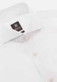 Camicia bianca con tessuto a fantasia, dotata di colletto classico, due bottoni perla e un'etichetta nera con testo bianco al colletto.