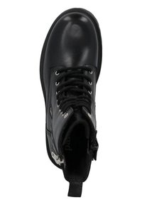 Svart läderankelboot med rund tå, snörning, silverfärgade öglor och dragflik bak. Slät yta med robust konstruktion.