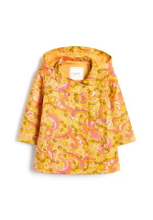 Kleurvolle gele regenjas met roze en groene paisleypatronen, een gevoerde capuchon, twee voorzakken en een recht gesneden ontwerp.
