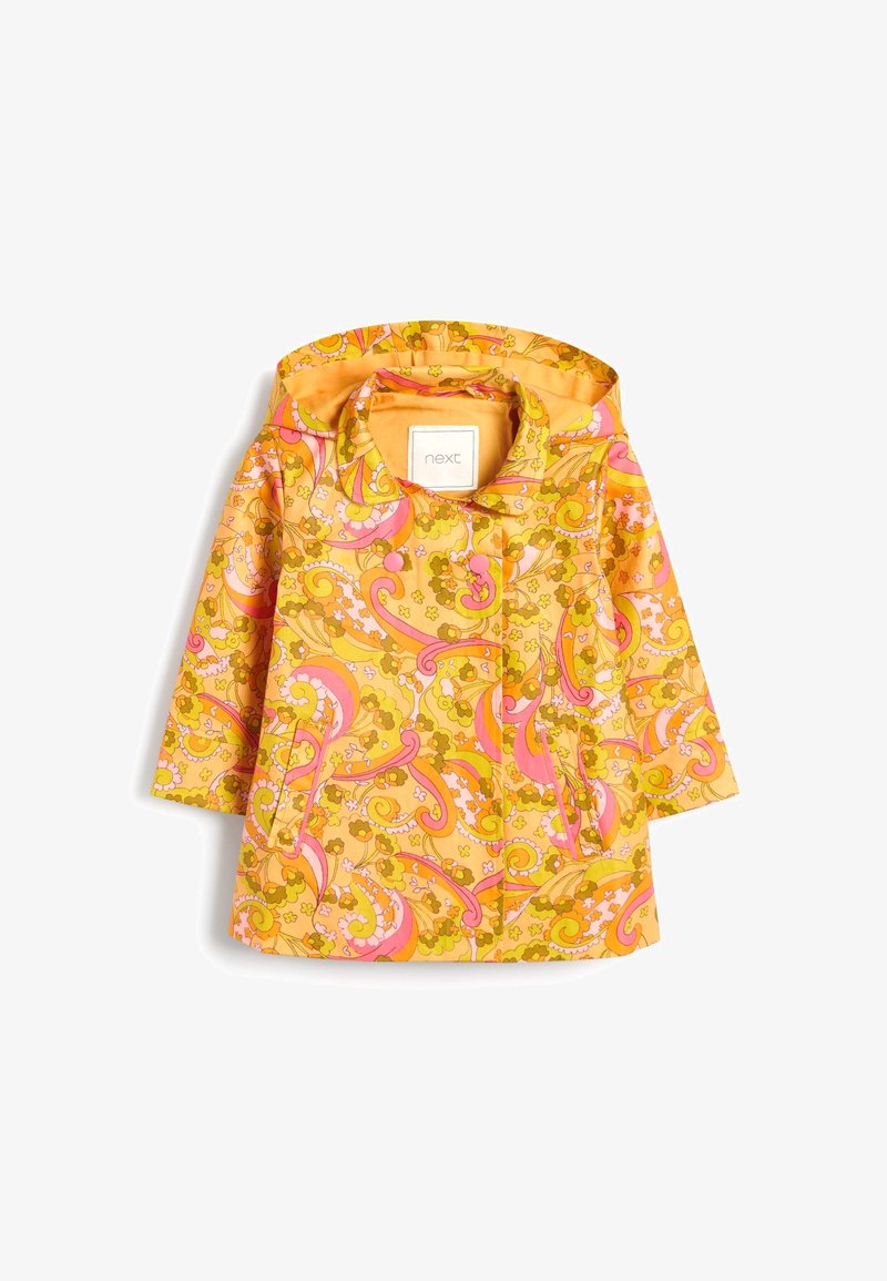 Imperméable coloré jaune avec des motifs paisley roses et verts, une capuche doublée, deux poches avant et une coupe droite.