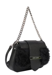 Czarna torebka wykonana z teksturowanej sztucznej skóry z miękkim akcentem z czarnego futra i srebrnym łańcuszkiem, z metalową plakietką z logo.
